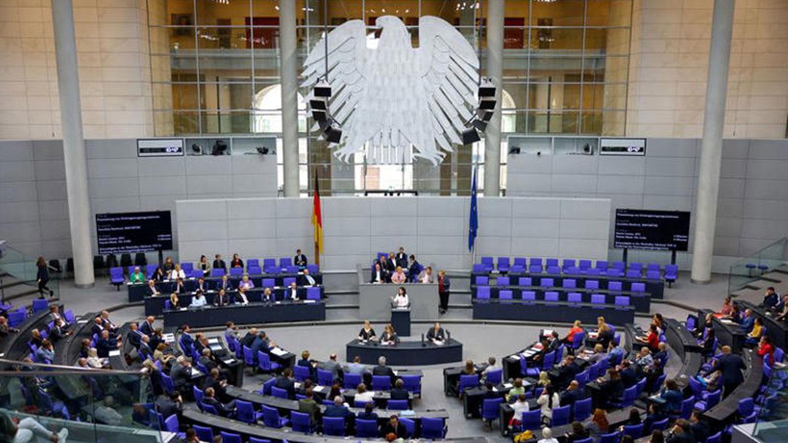 مجلس النواب الألماني (البوندستاج) خلال التصويت على مشروع قانون لتعليق لم شمل أسر المهاجرين (رويترز)
