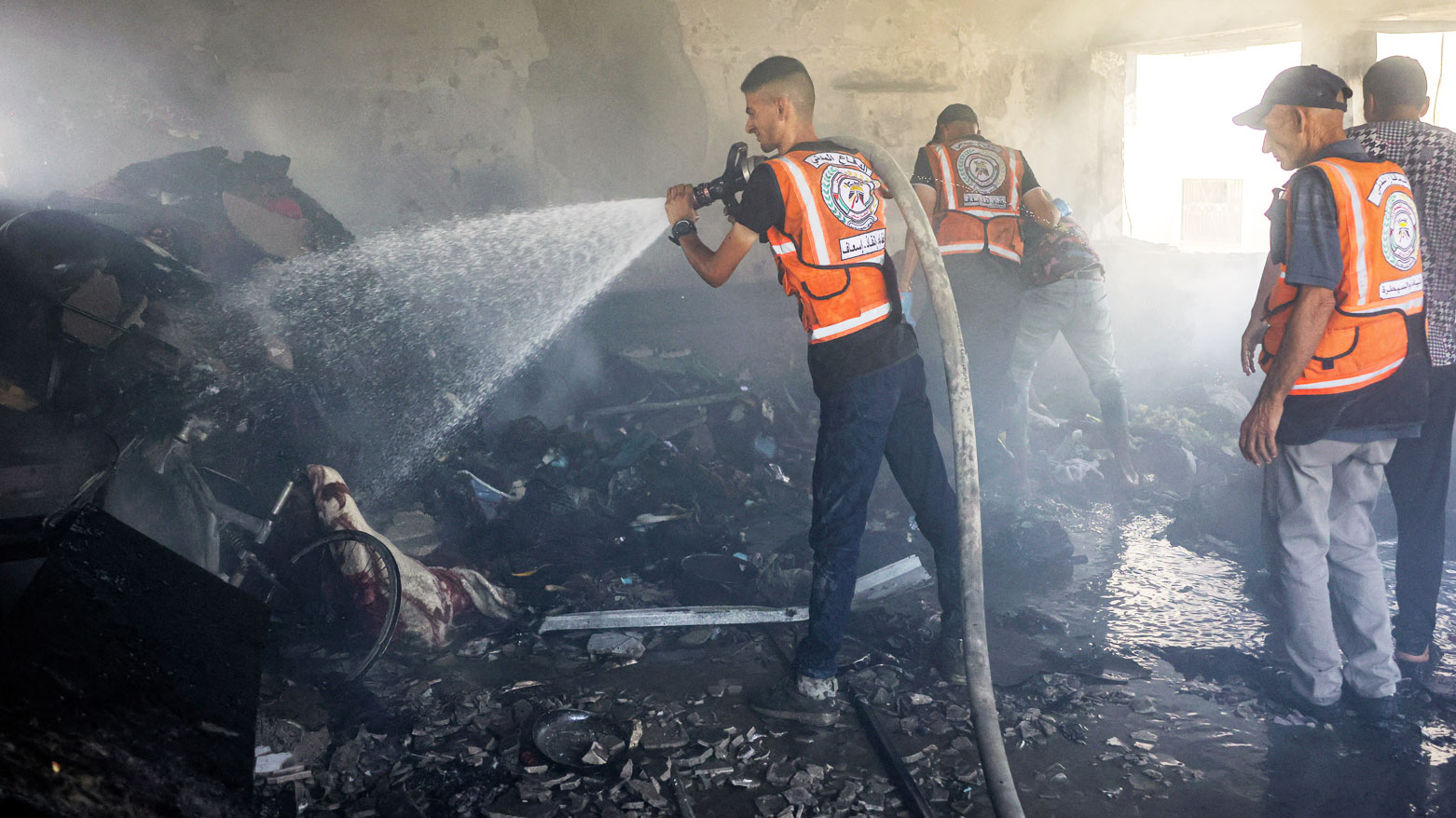 رجال الإطفاء يخمدون حريقًا إثر غارة إسرائيلية في منطقة الشصفطاوي غرب جباليا شمالي غزة (فرانس برس)