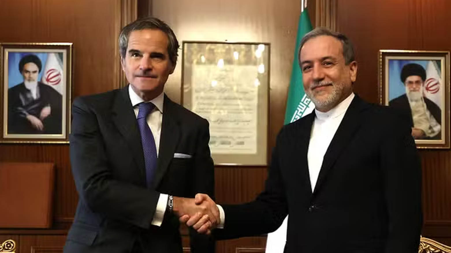 عەباس عراقچی، وەزیری دەرەوەی ئێران و ڕافایل گرۆسی، بەڕێوەبەری گشتیی ئاژانسی نێودەوڵەتیی وزەی ئەتۆم