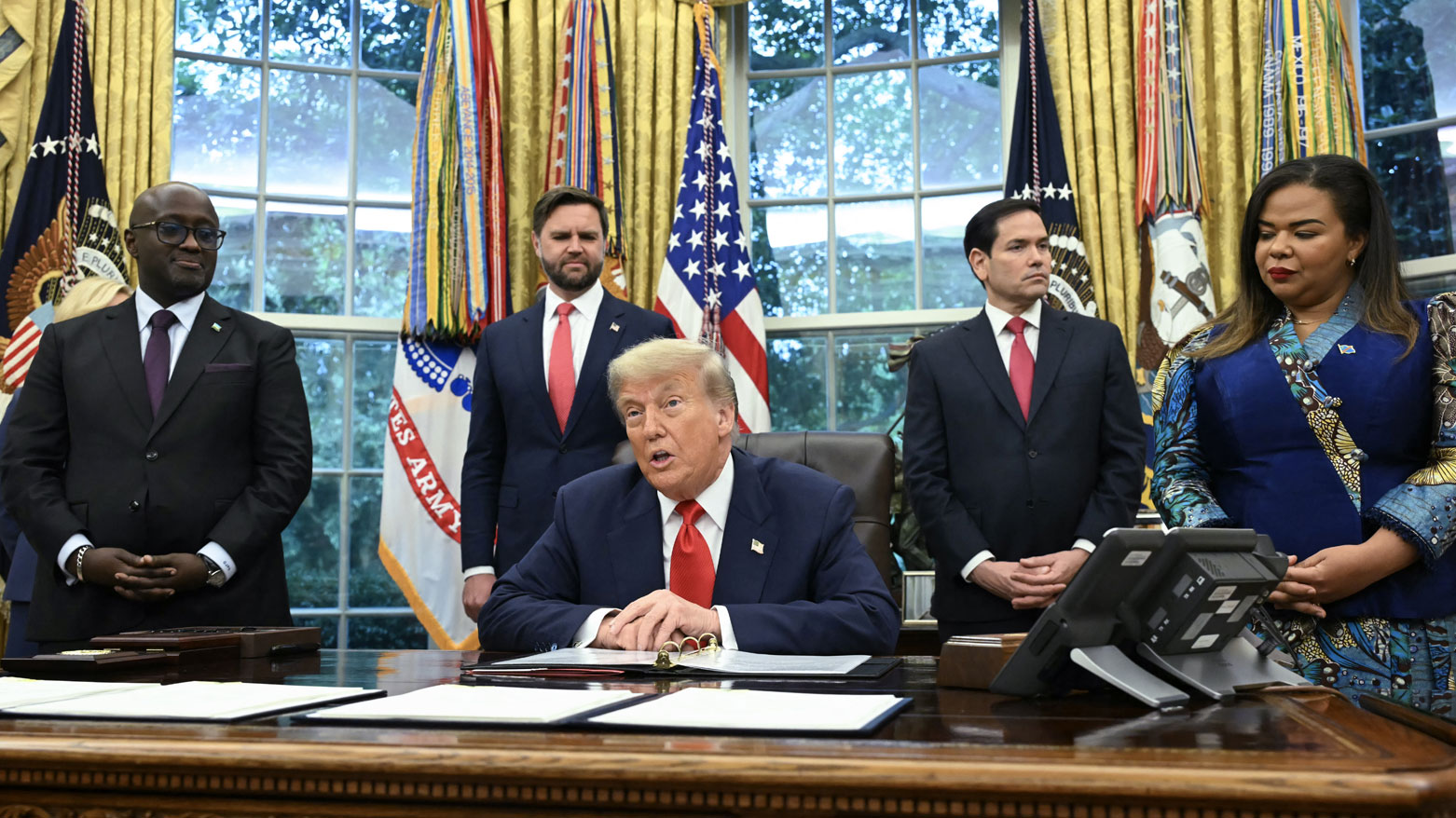 اجتماع يجمع ترامب بوزيرة خارجية الكونغو الديمقراطية (يمين)- ووزير خارجية رواندا (يسار) في البيت الأبيض (فرانس برس)