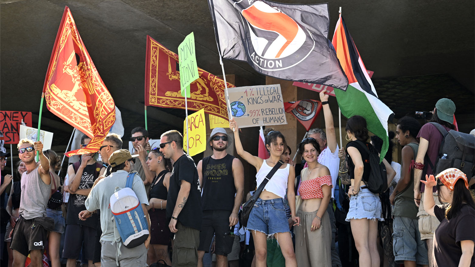 احتجاج "لا مكان لبيزوس" بعد يوم من حفل زفاف بيزوس وسانشيز في البندقية (فرانس برس)