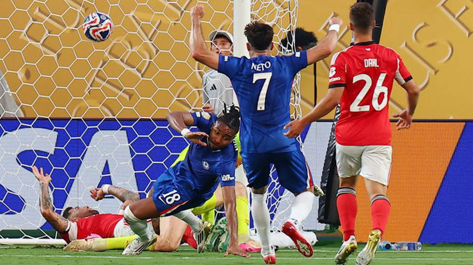 لاعب تشيلسي كريستوفر نكونكو لحظة تسجيله الهدف الثاني في شباك بنفيكا (رويترز)