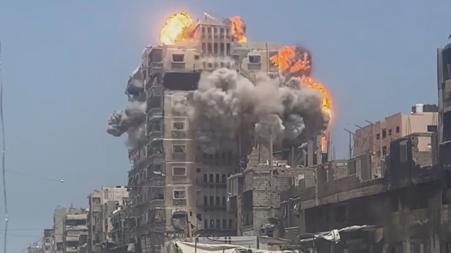 غزة تحت القصف: دخان يتصاعد وحياة تتجدد تحت الأنقاض