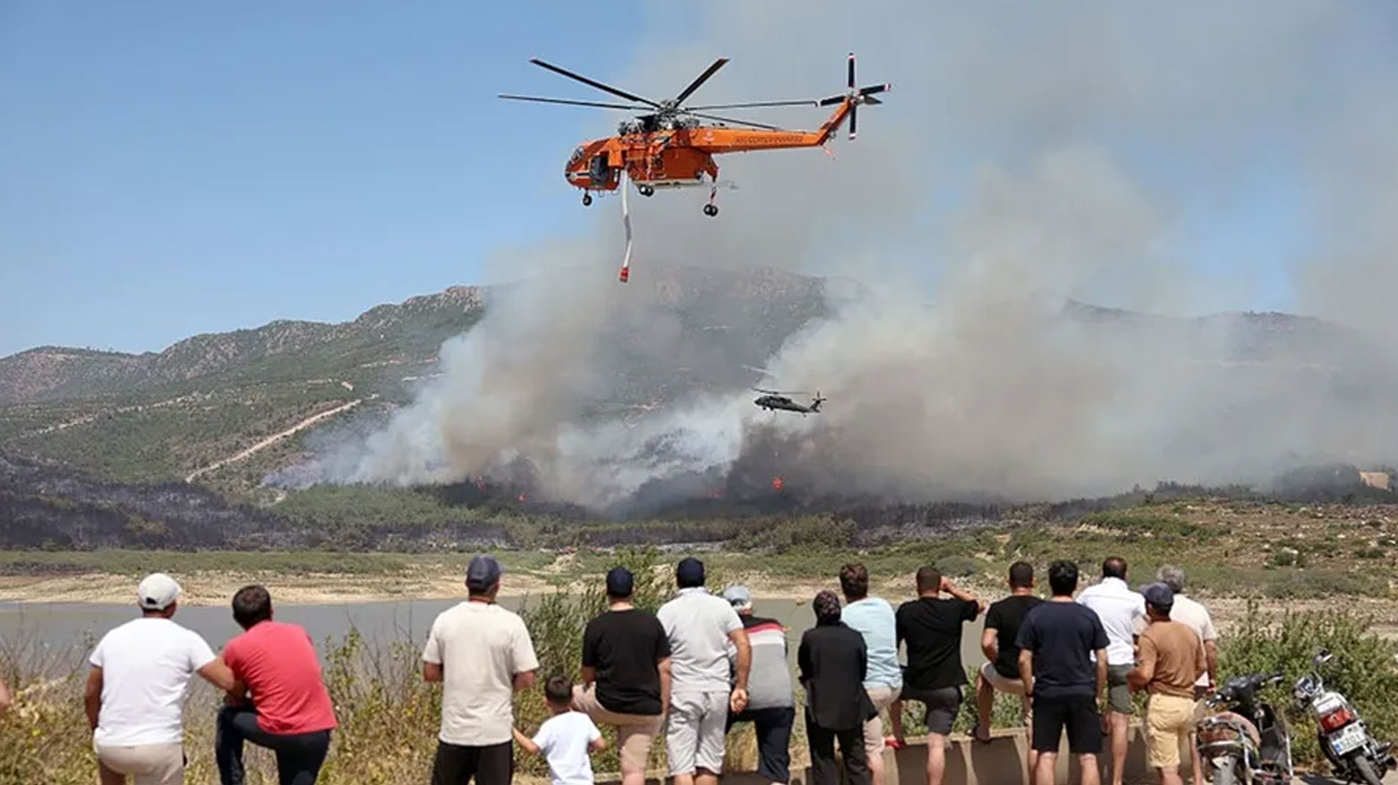 تركيا تكافح حرائق عنيفة وتُجلي عشرات الآلاف من السكان