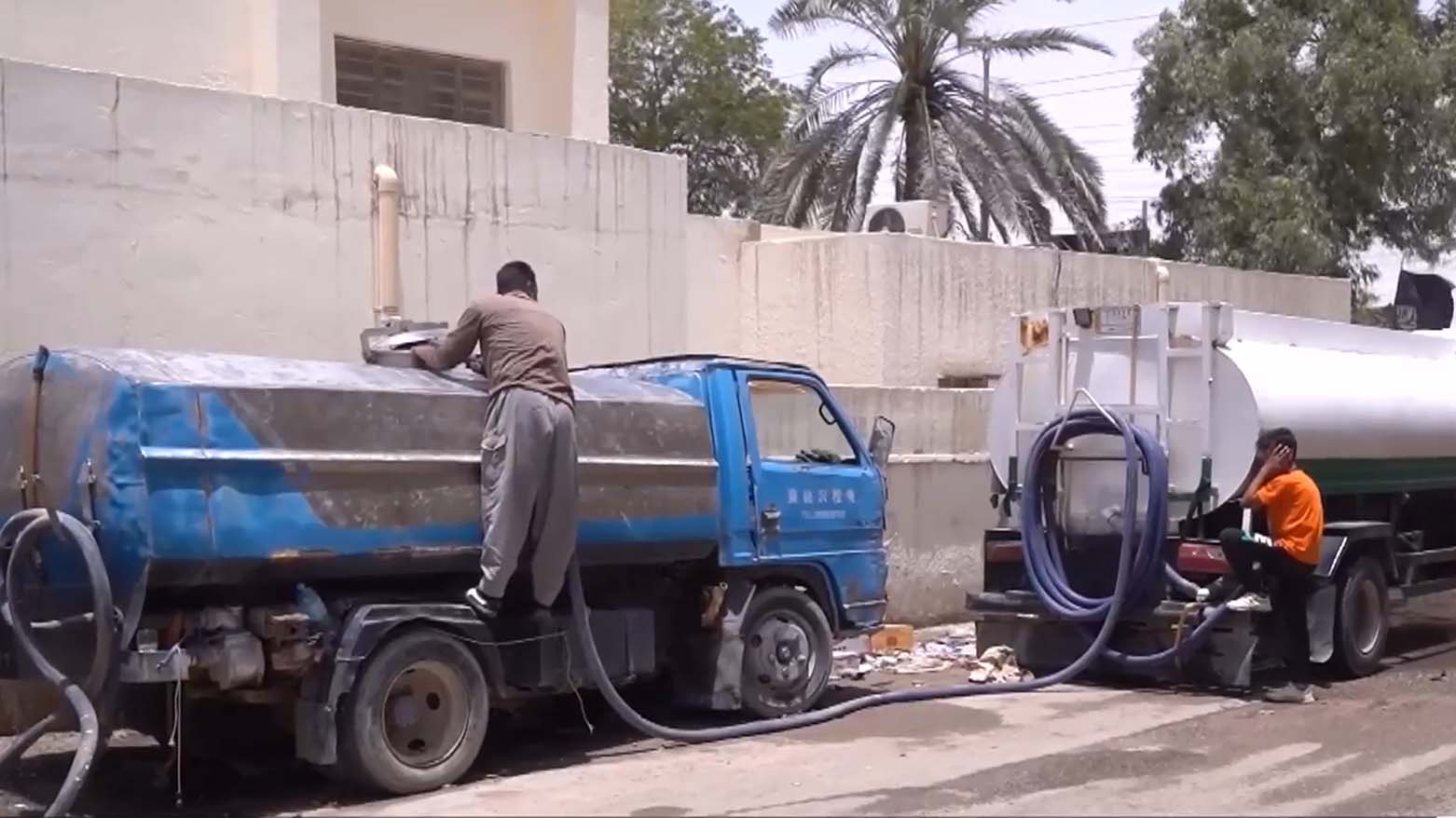 Two water tankers in Basra during water distribution or transfer operation amid water shortage. (Photo: Kurdistan24)