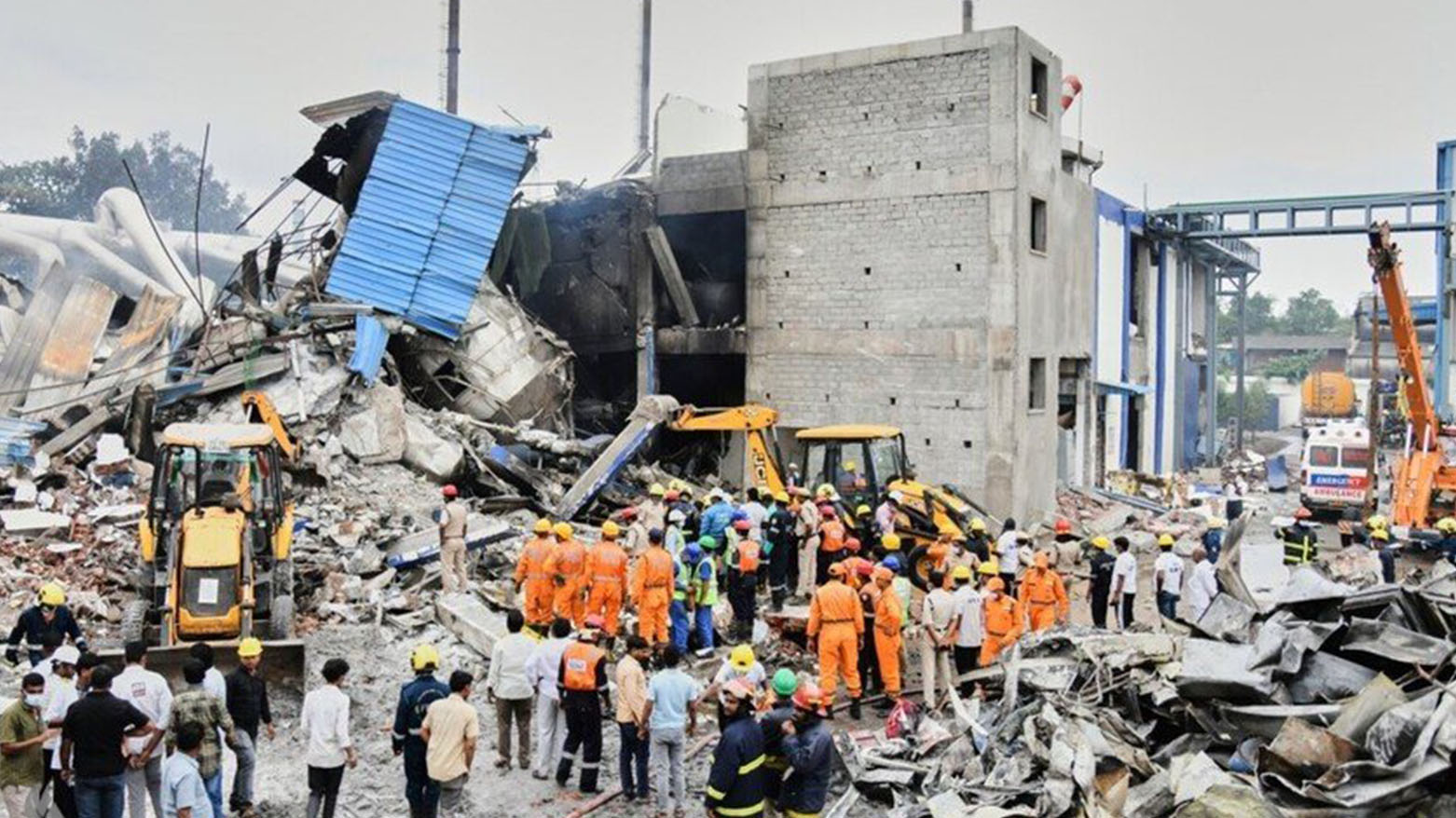فرق الإنقاذ تنتشل 35 قتيلا إثر انفجار مصنع للأدوية جنوب الهند