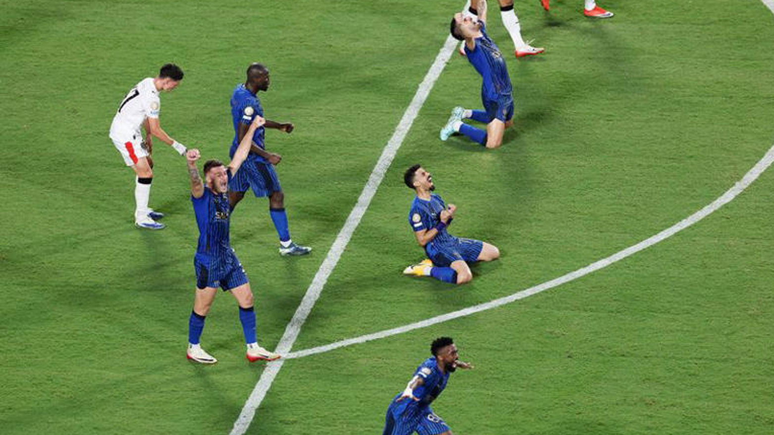 فرحة لاعبي الهلال بعد صافرة نهاية المباراة ضد مان سيتي (رويترز)