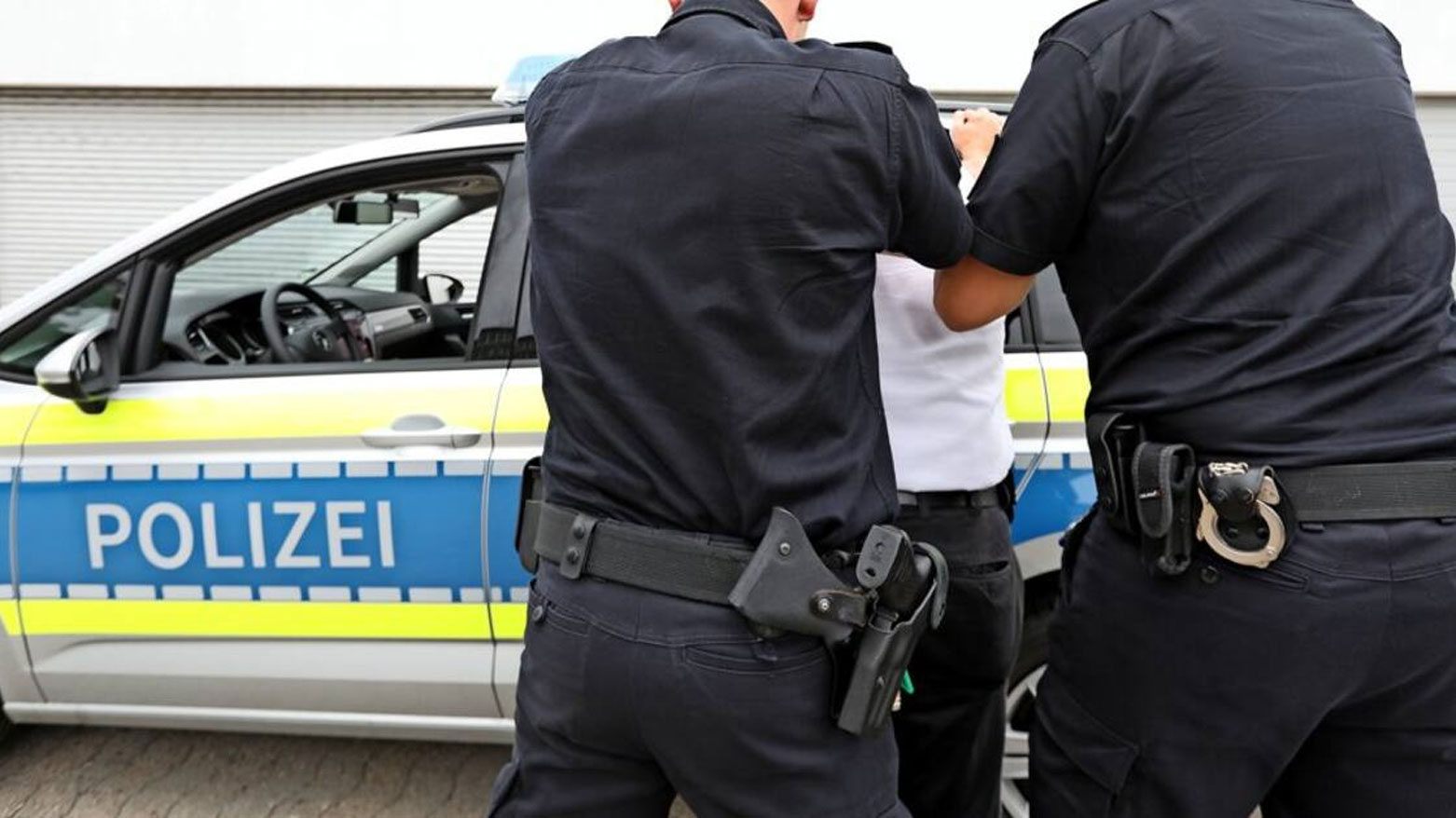 الشرطة الألمانية خلال اعتقال أحد المطلوبين (تعبيرية- رويترز)