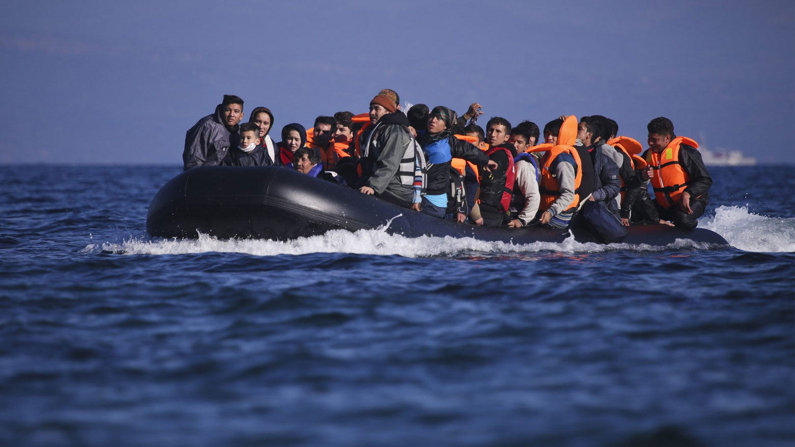 مهاجرون على متن قارب مطاطي وسط البحر (فرانس برس)