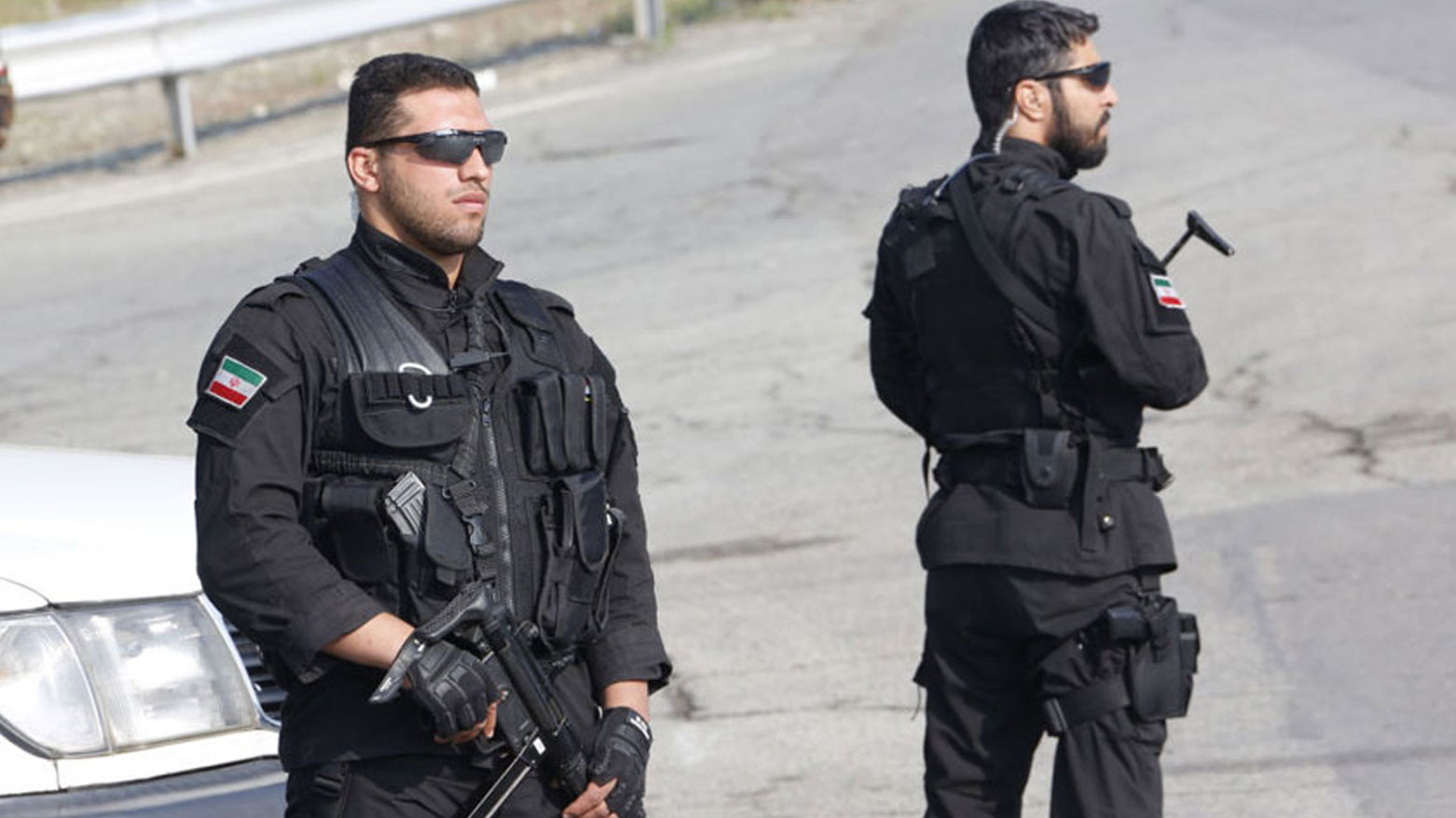 عنصران من الأمن الإيراني (رويترز)