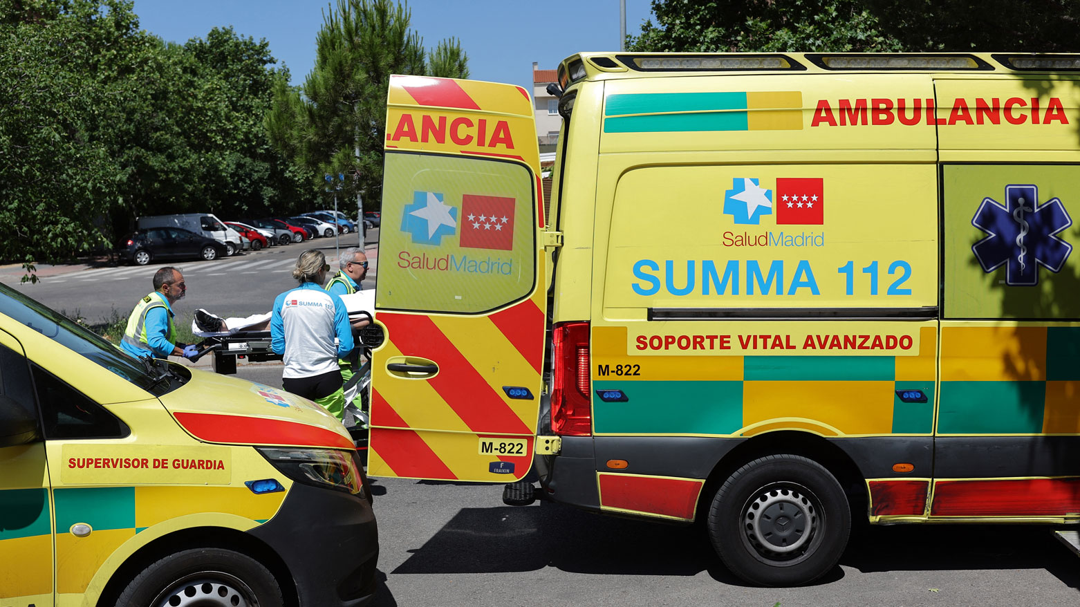 خدمات الطوارئ الطبية SUMMA في مدريد تسعف جريح في حادث مروري (فرانس برس)