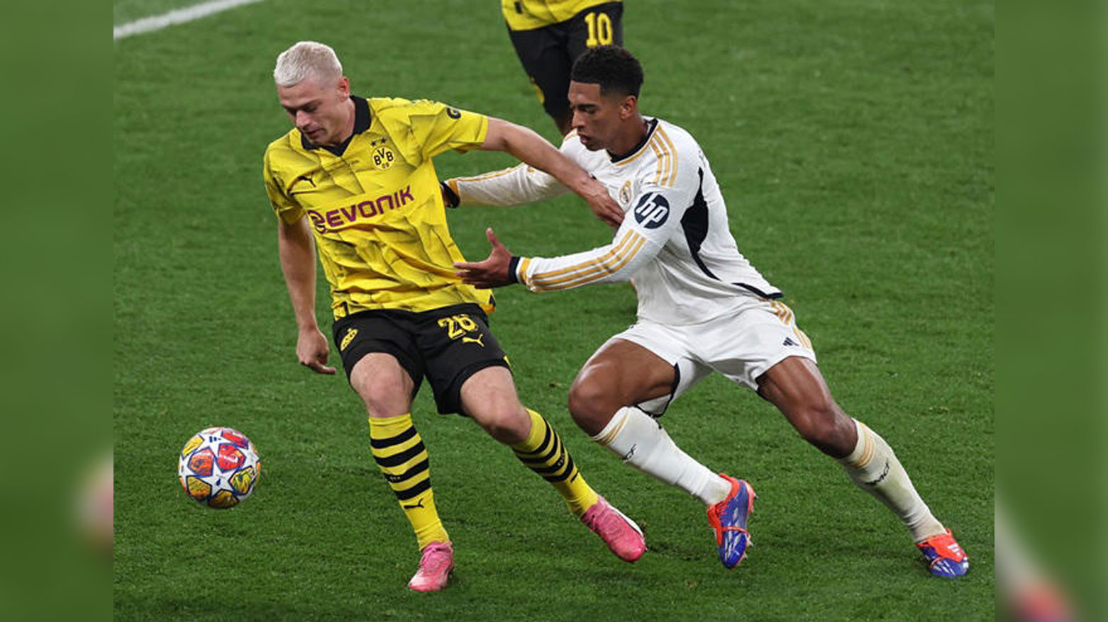 جود بيلنغهام مع لاعب بروسيا دورتموند في لقاءٍ سابق لريال مدريد (رويترز)