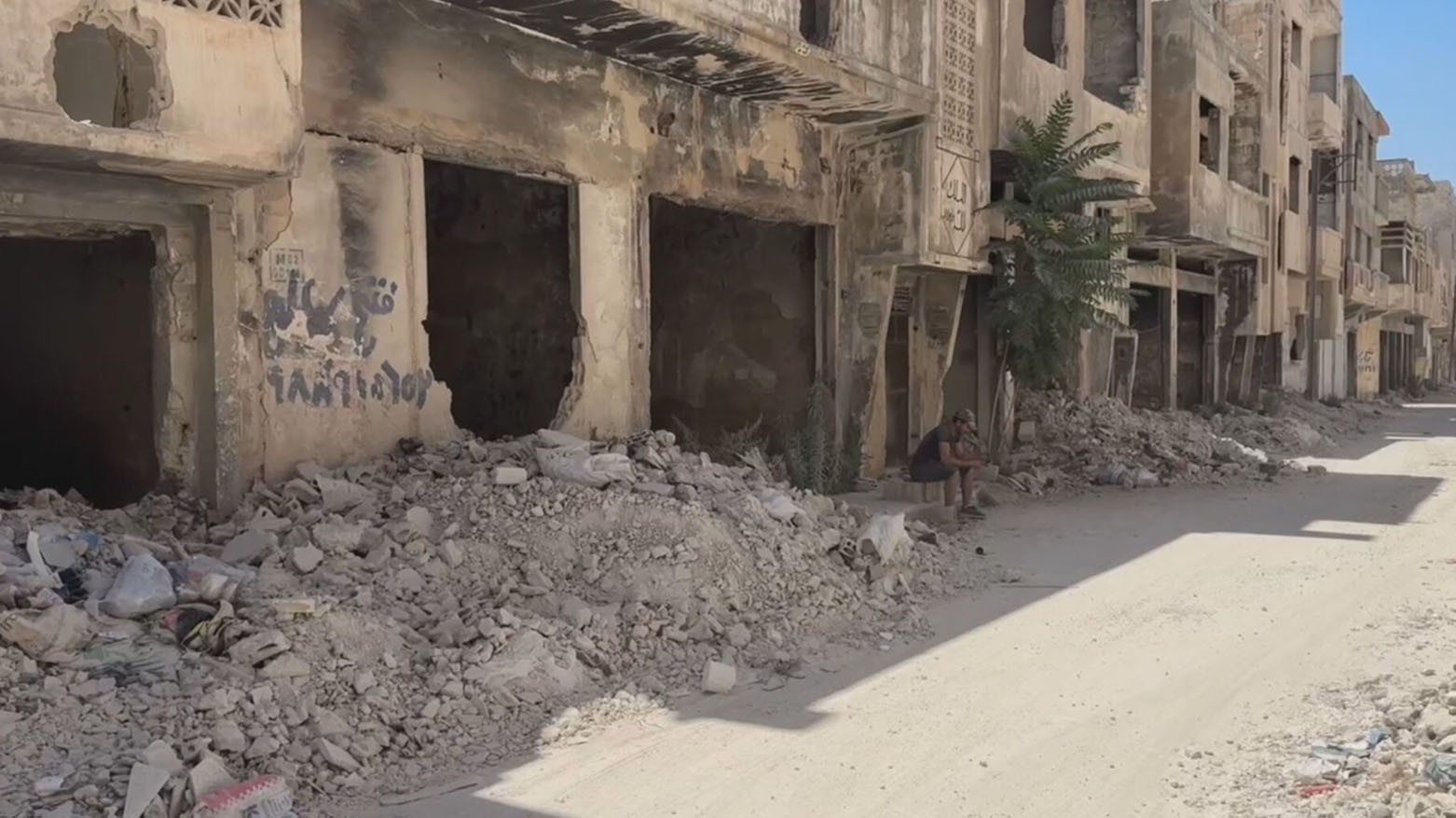 بعد 15 عامًا من الغياب.. سكان الخالدية في حمص يعودون إلى ركام بيوتهم