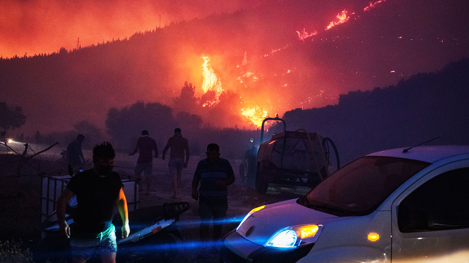 حريقان خارج السيطرة في محافظة إزمير التركية