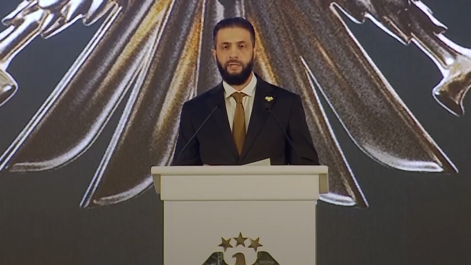 الشرع يقول إن سوريا "لا تقبل التجزئة" خلال حفل إطلاق الشعار الجديد للجمهورية