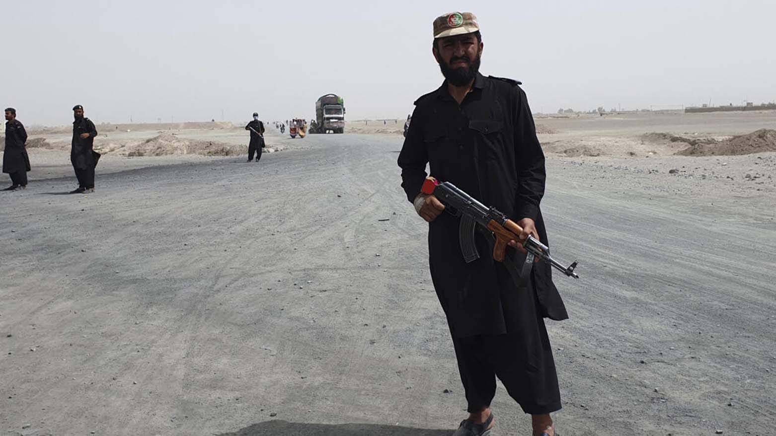 سربازان شبه‌نظامی پاکستانی در نزدیکی گذرگاه مرزی پاکستان و افغانستان در منطقه مرزی اسپین بولدک – عکس: آسوشیتدپرس