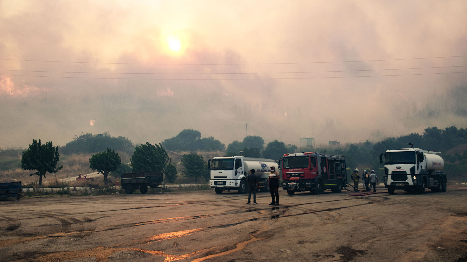 رجال الإطفاء يحاولون إخماد النيران في منطقة غابات بإزمير (فرانس برس)