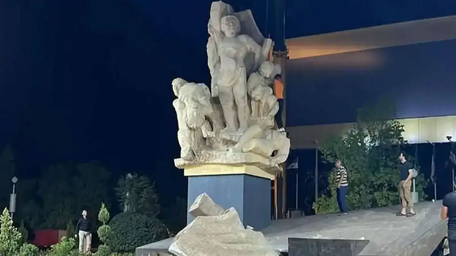 The iconic “Martyrs’ Monument” before being destroyed. (Photo: Syrian Media)