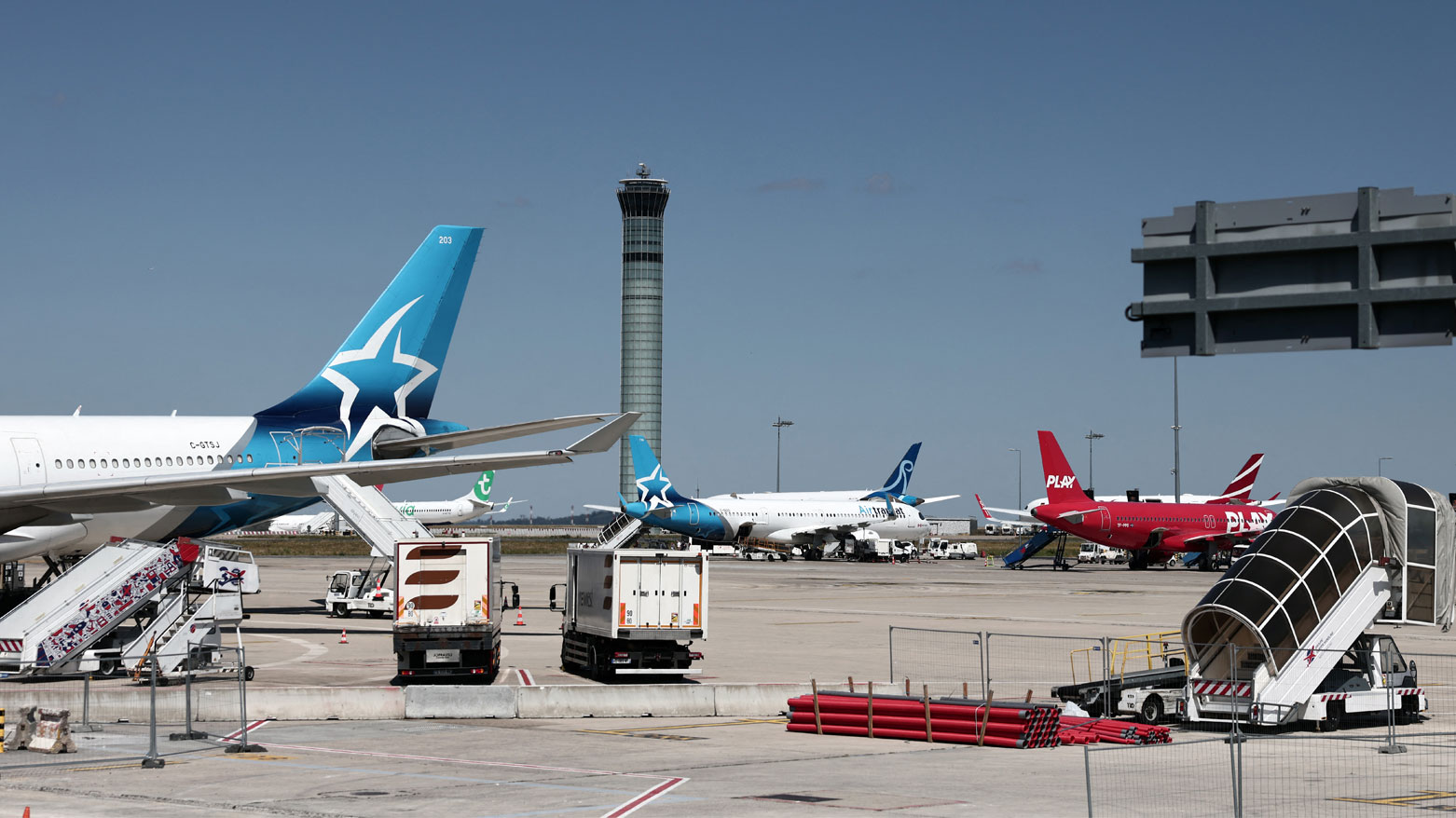 تظهر طائرات على مدرج مطار رواسي شارل ديغول، خارج باريس (فرانس برس)