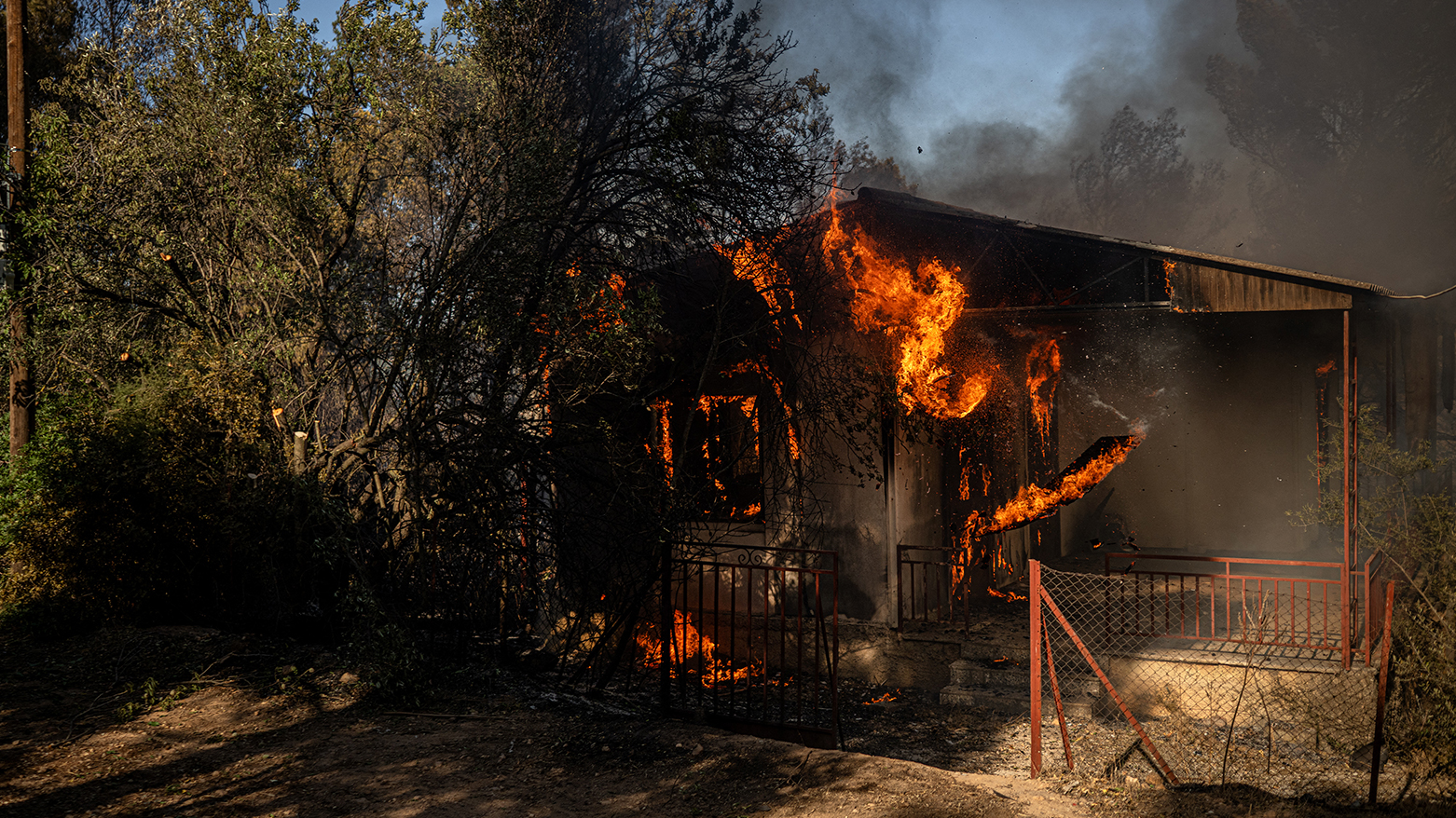 اندلاع حريق جديد بالقرب من اثينا