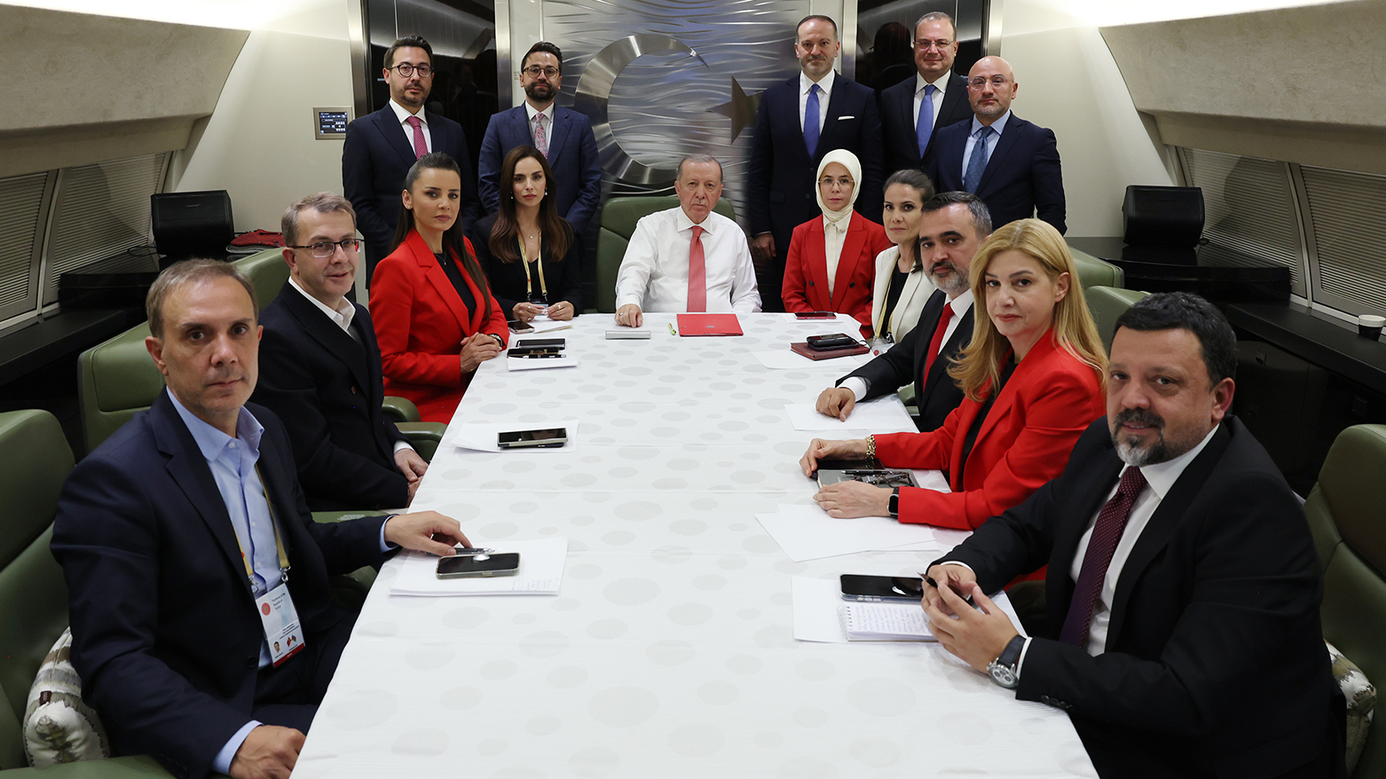 الرئيس التركي أردوغان مع صحفيين أتراك خلال عودته من أذربيحان