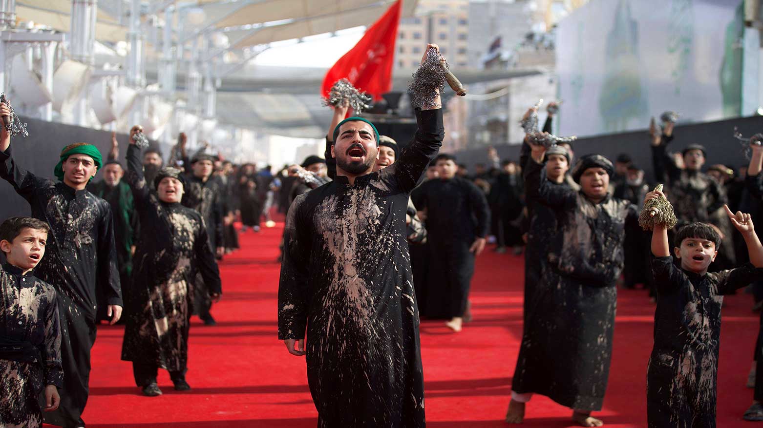 Shiite faithful worshippers gather between the holy shrines of Imam Hussein and Imam Abbas, during Muharram, a period of mourning for Shiites, in Karbala, Iraq, July. 5, 2025. (Photo: AP)