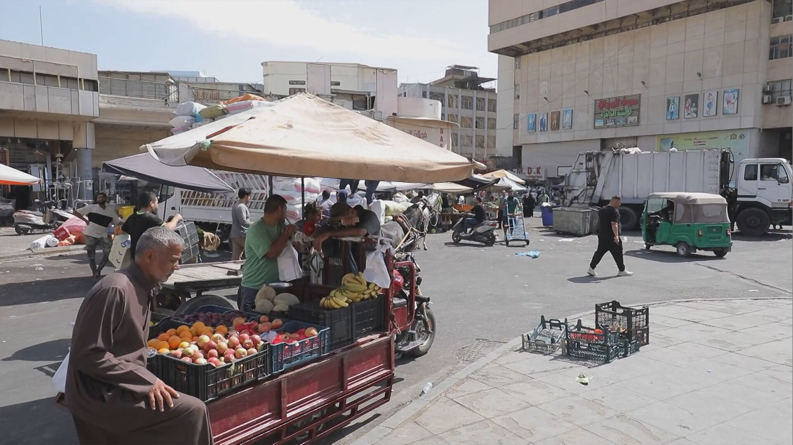 The Image shows roadside fruit sellers in a Baghdad neighborhood. (Photo: Kurdistan24)