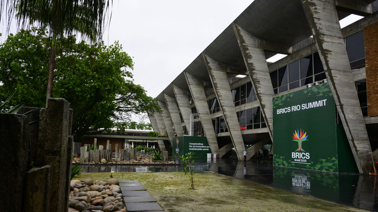 بريكس ترزح تحت تهديدات ترامب بفرض رسوم جمركية إضافية على دولها