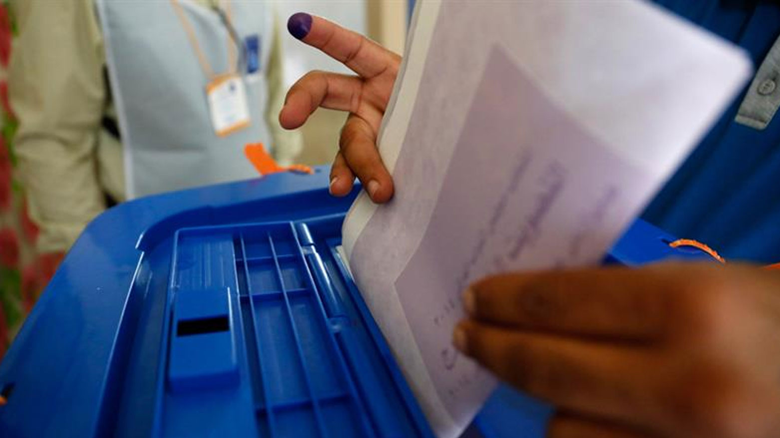 An Iraqi citizen casting his vote. (Photo: Iraqi Media)
