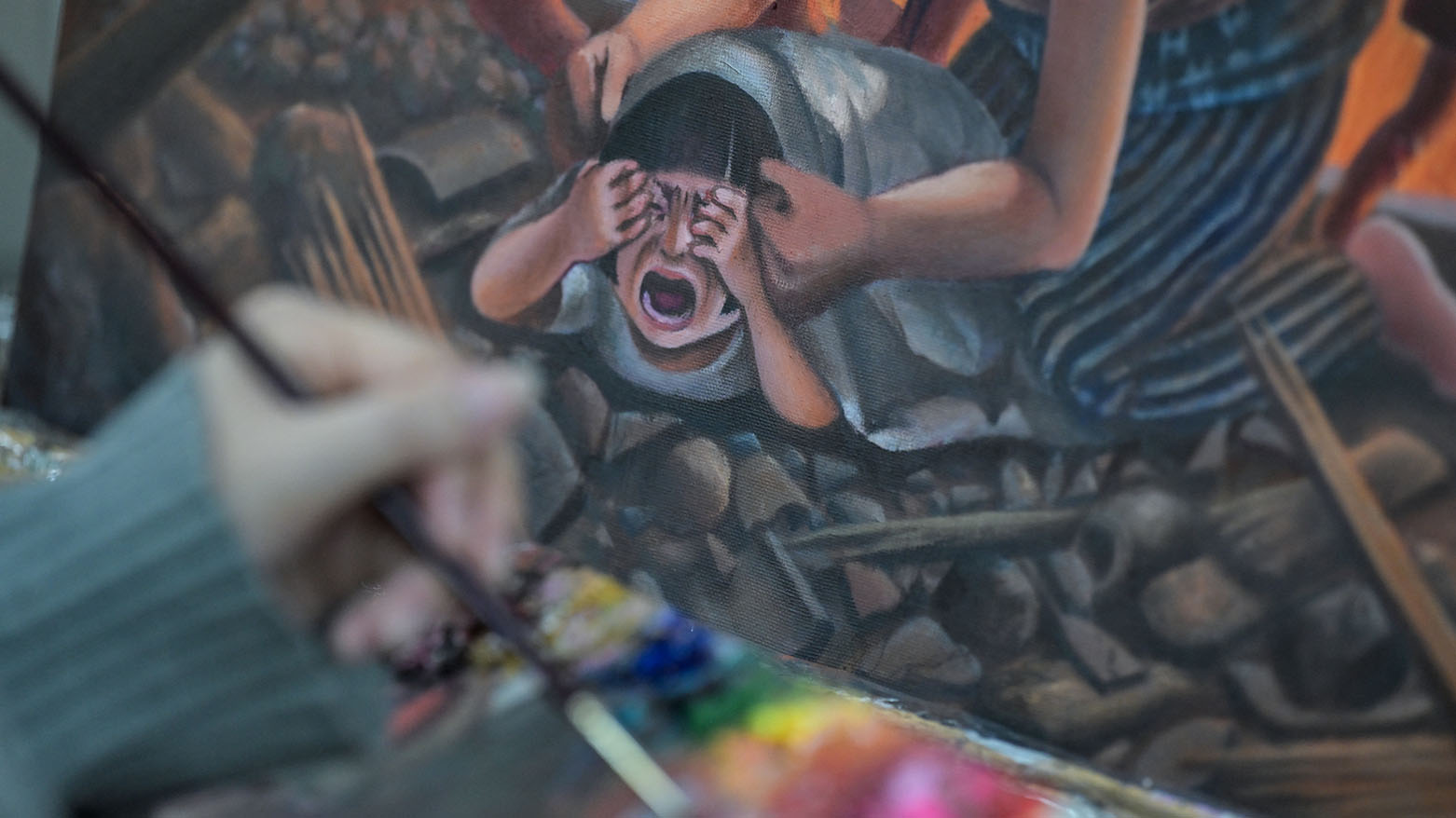 ذكريات الناجين من قنبلة هيروشيما الذرية تتجسّد في لوحات فنية