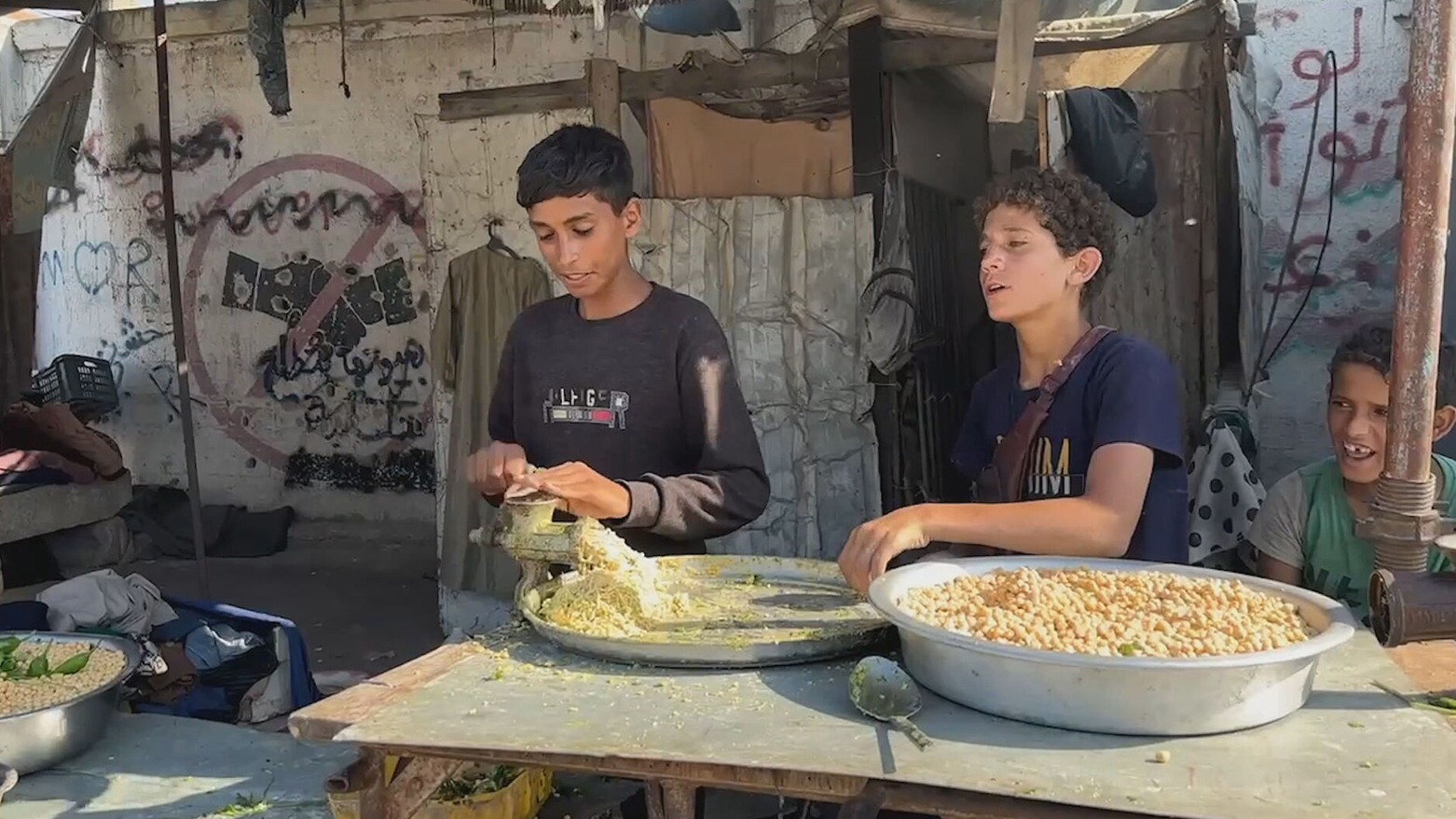 غەززە..بەهۆی شەڕەوە منداڵان ناچارن شیرینی بفرۆشن