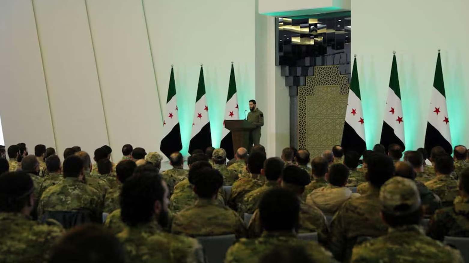 احمد الشرع، رهبر بالفعل سوریه، در جلسه‌ای با حضور فرماندهان گروه‌های مسلح که در کنار هیئت تحریر الشام برای برکناری بشار اسد از قدرت جنگیدند – عکس: آرشیو رویترز