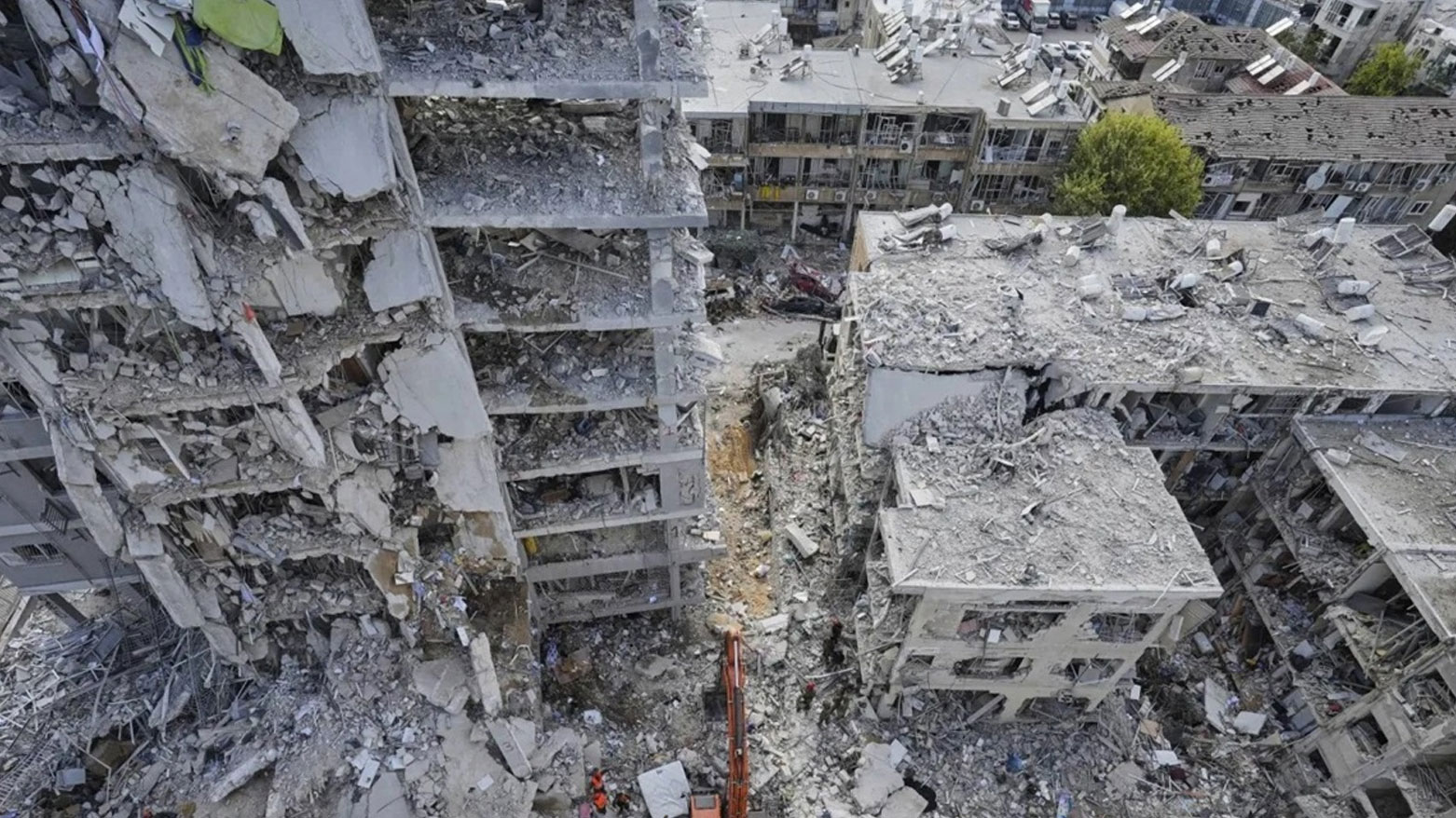 من آثار القصف الإسرائيلي على إيران