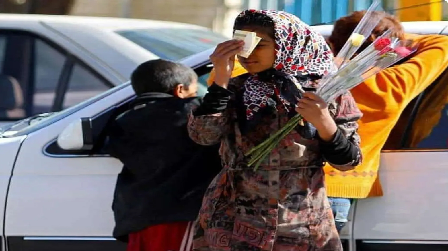 چەند منداڵێکی دەستفرۆش لەسەر شەقامێکی تاران