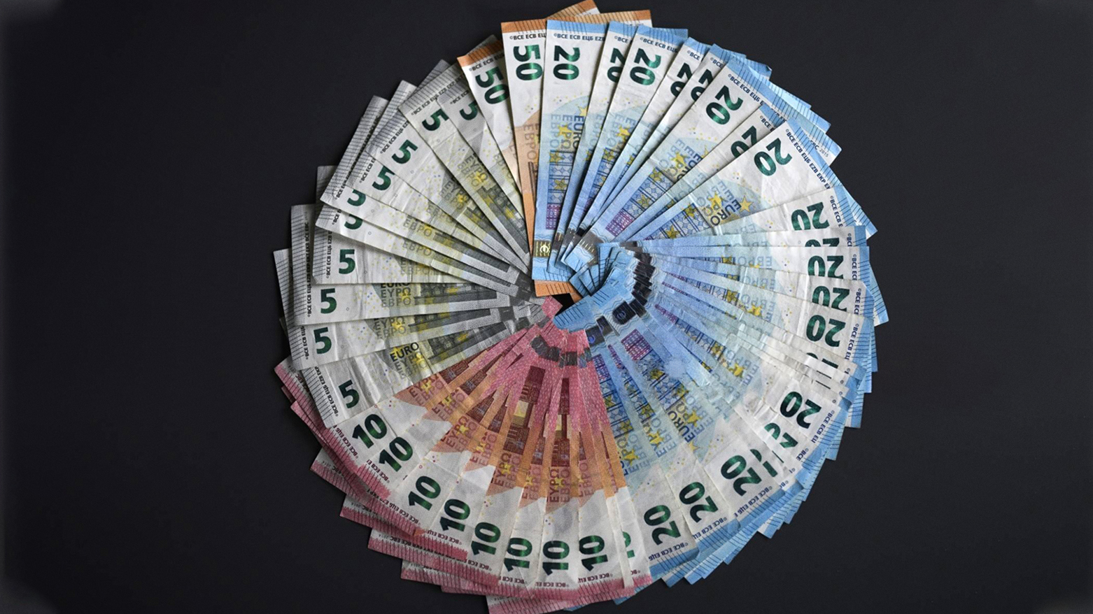 The photo shows Euro banknotes. (Photo: AFP)