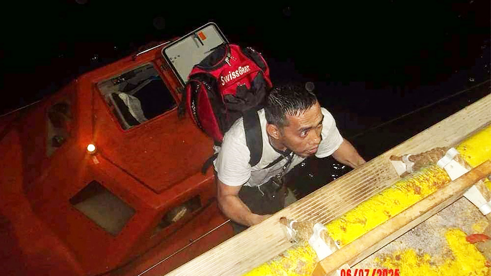 أفراد من سفينة "ماجيك سيز" وهم يصعدون على متن سفينة "سفين بريزم"، بعد إنقاذهم (فرانس برس)