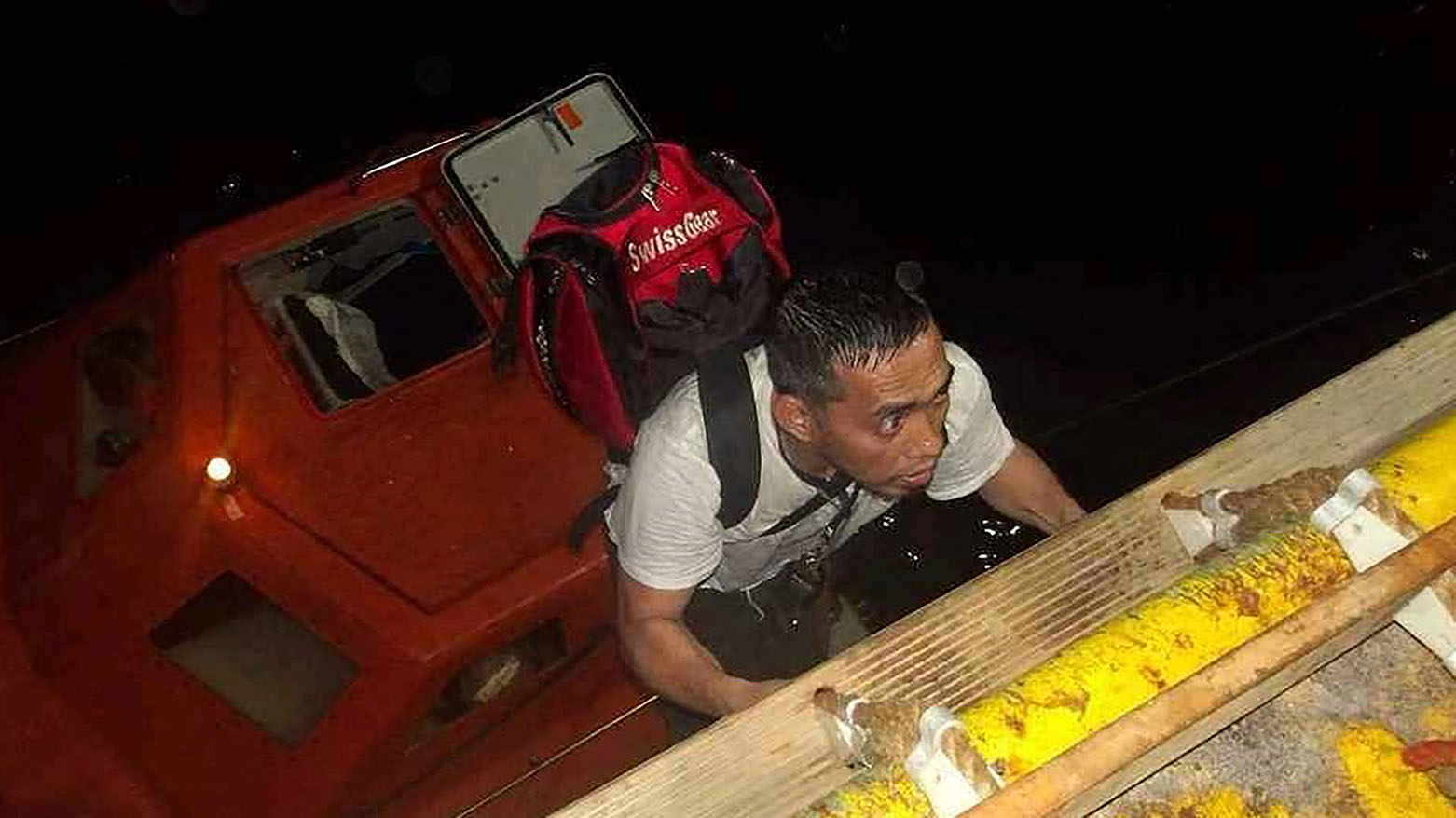 إنقاذ 5 من أفراد طاقم سفينة شحن تعرضت لهجوم في البحر الأحمر