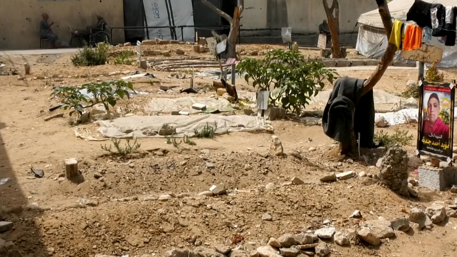 حين تضيق المقابر بالأموات.. مأساة دفن الموتى في غزة