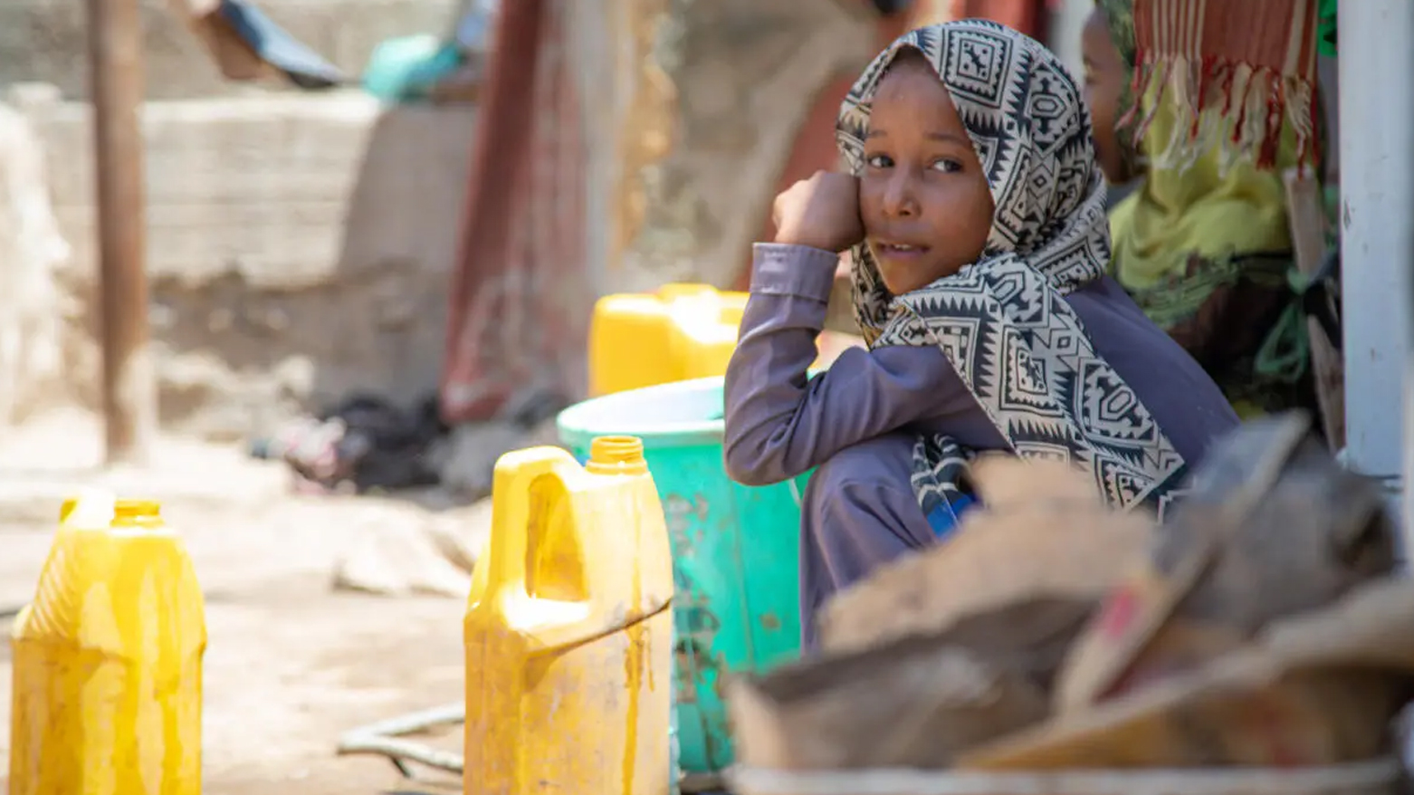 Samia, 9, waits at a water distribution point in Ash-Shab displacement site in Aden, Yemen. As humanitarian needs rise across the country, many people face daily challenges accessing clean water, food, and essential services. (Photo: OCHA)