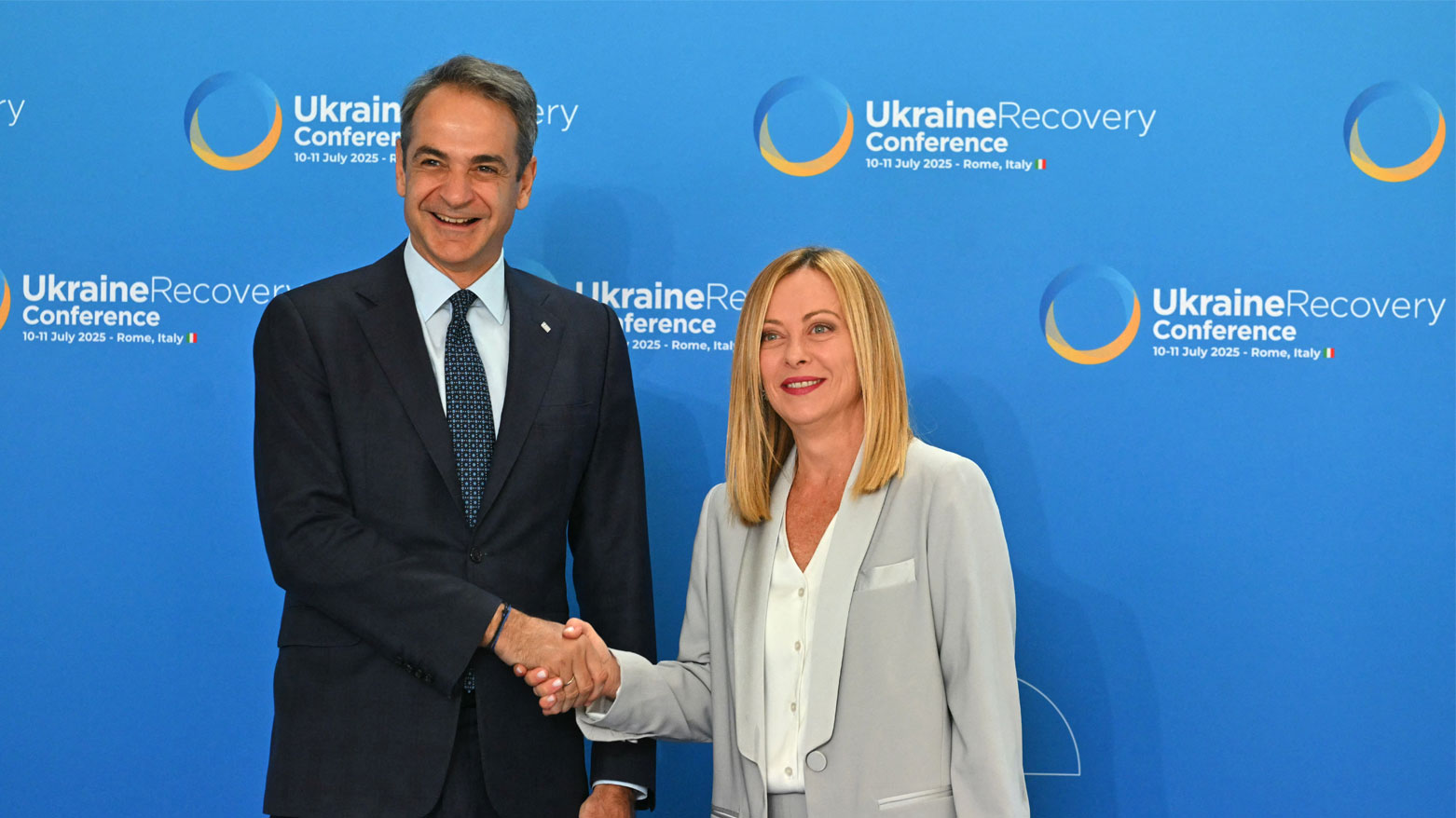 رئيسة الوزراء الإيطالية جورجيا ميلوني مع رئيس الوزراء اليوناني لدى وصولها لحضور مؤتمر إنعاش أوكرانيا في روما (فرانس برس)