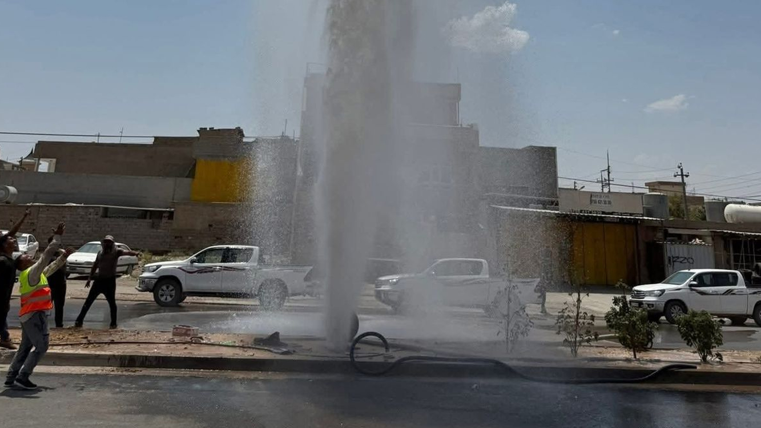The process of pumping and flushing water through the newly laid pipeline to ensure the system’s safety and cleanliness before distributing in Erbil. (Photo: KRG)