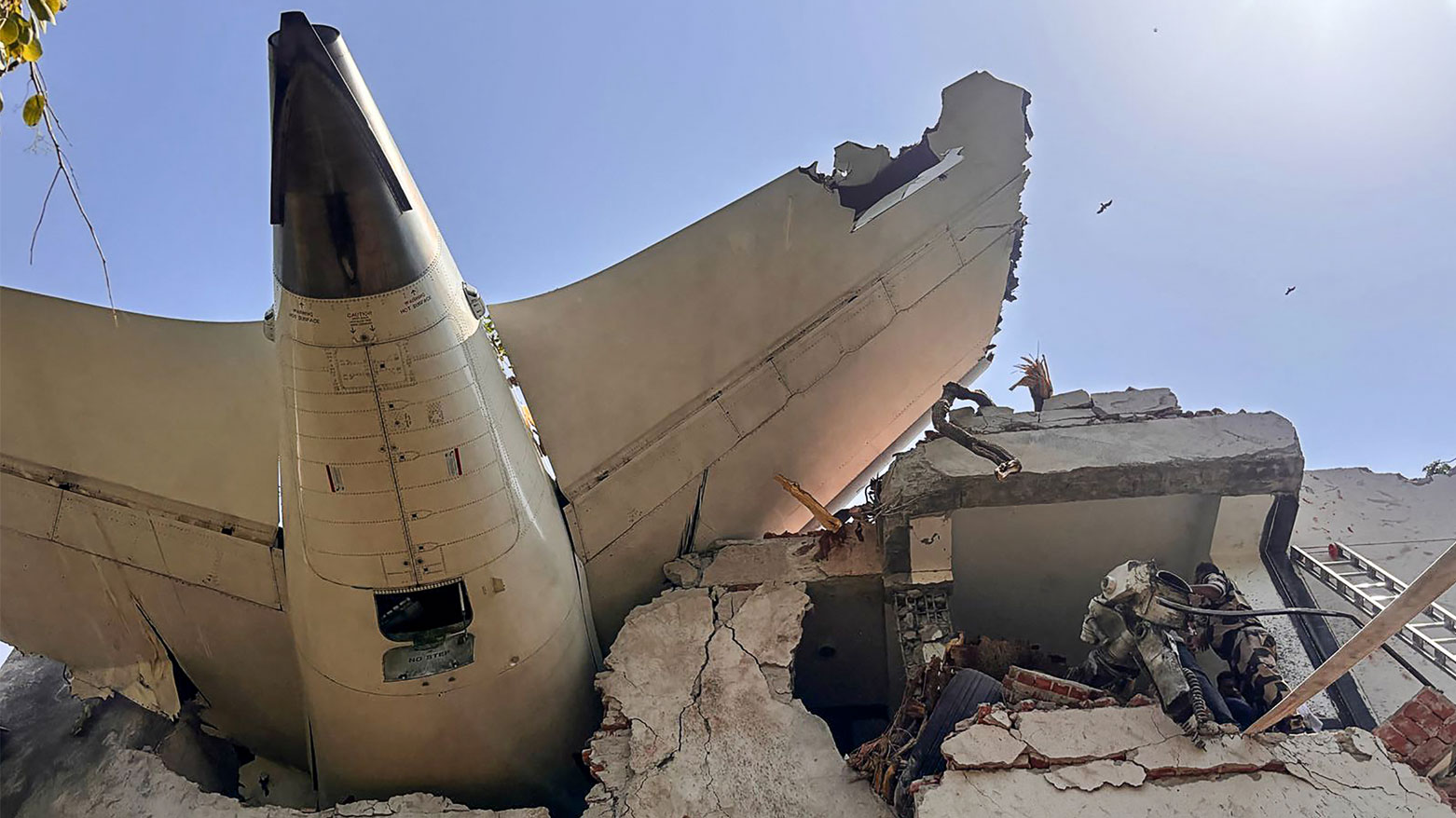 ذيل طائرة الخطوط الجوية الهندية بعد تحطمها في منطقة سكنية قرب المطار في أحمد آباد (فرانس برس)