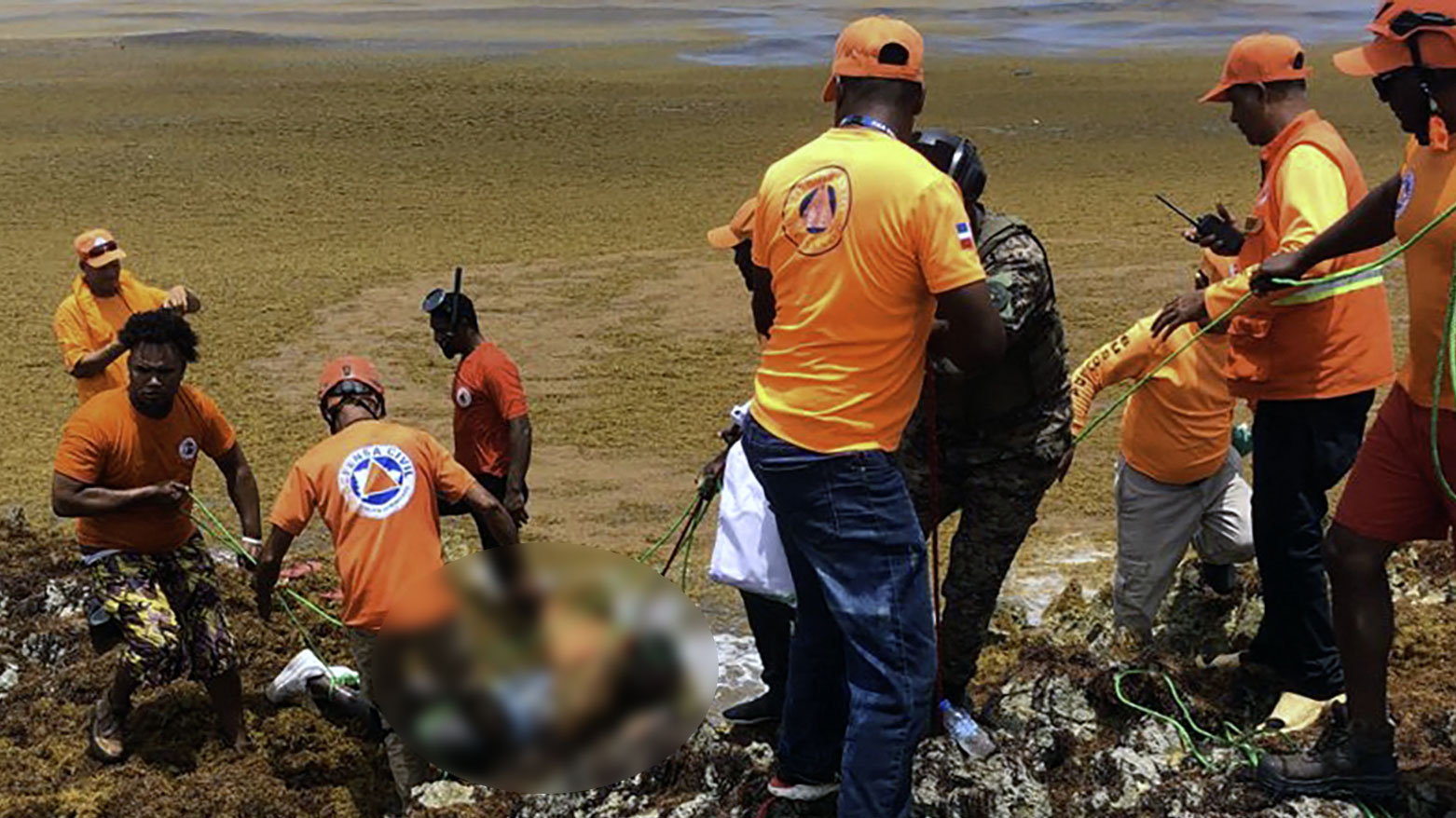 أفراد من الدفاع المدني ينتشلون جثة أحد ضحايا غرق سفينة بالقرب من بونتا كانا في الدومينيكان (فرانس برس)