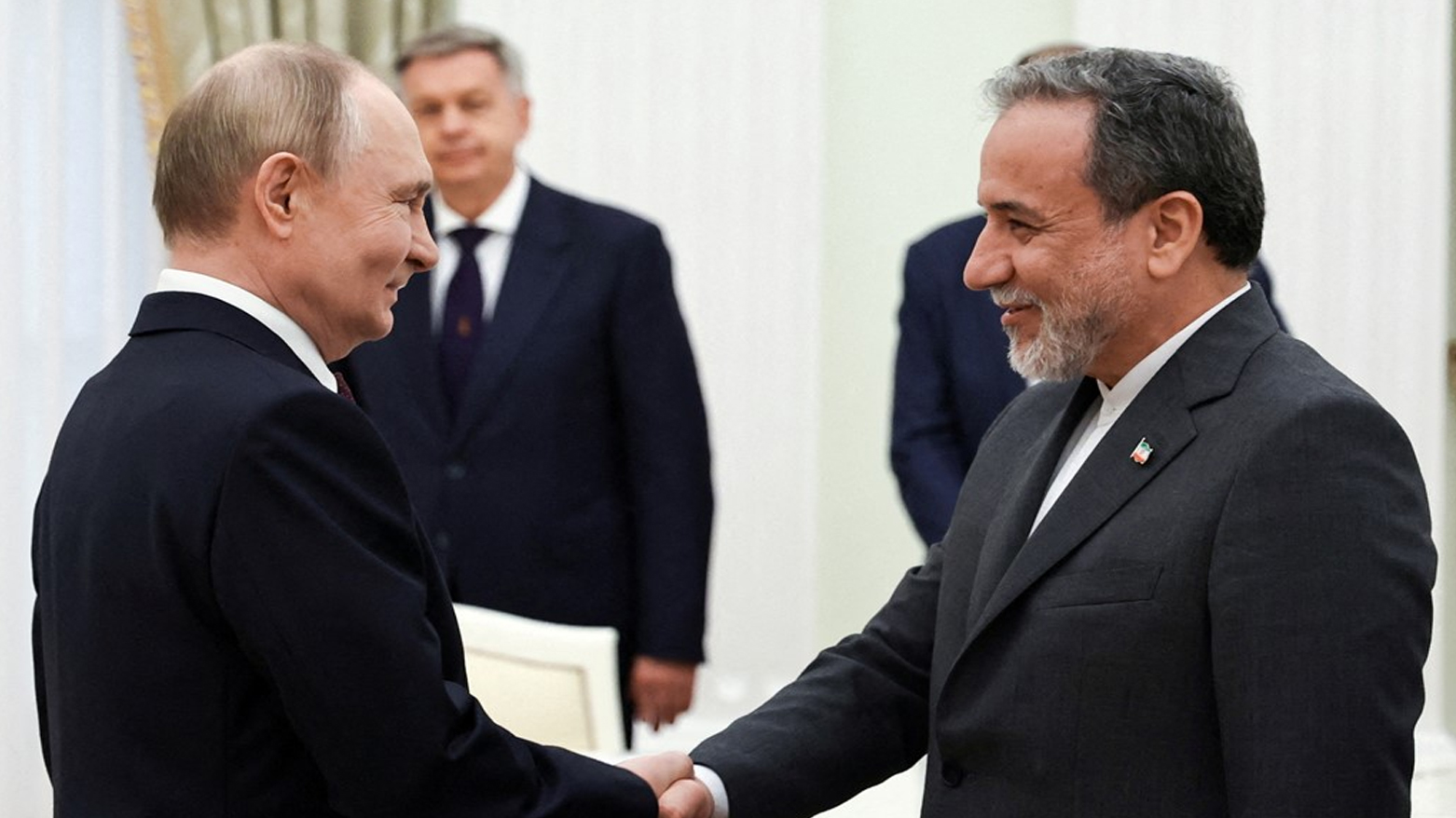 Russian President Vladimir Putin (L), Iran's foreign minister Abbas Araghchi (R). (Photo: Reuters)