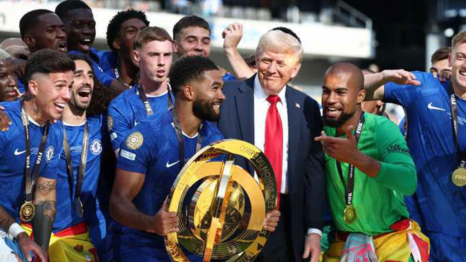 الرئيس الأميركي يسلّم كأس البطولة للاعبي تشيلسي (فرانس برس)