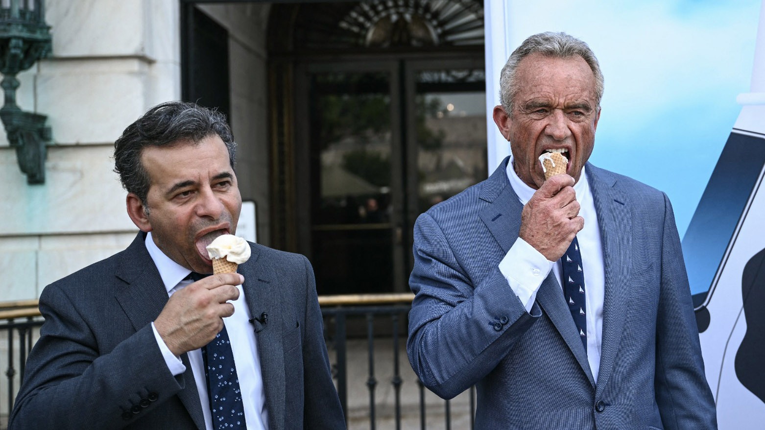 وەزیری تەندروستیی ئەمەریکا لە کاتی خواردنی ئایسکرێم (وێنە: AFP)