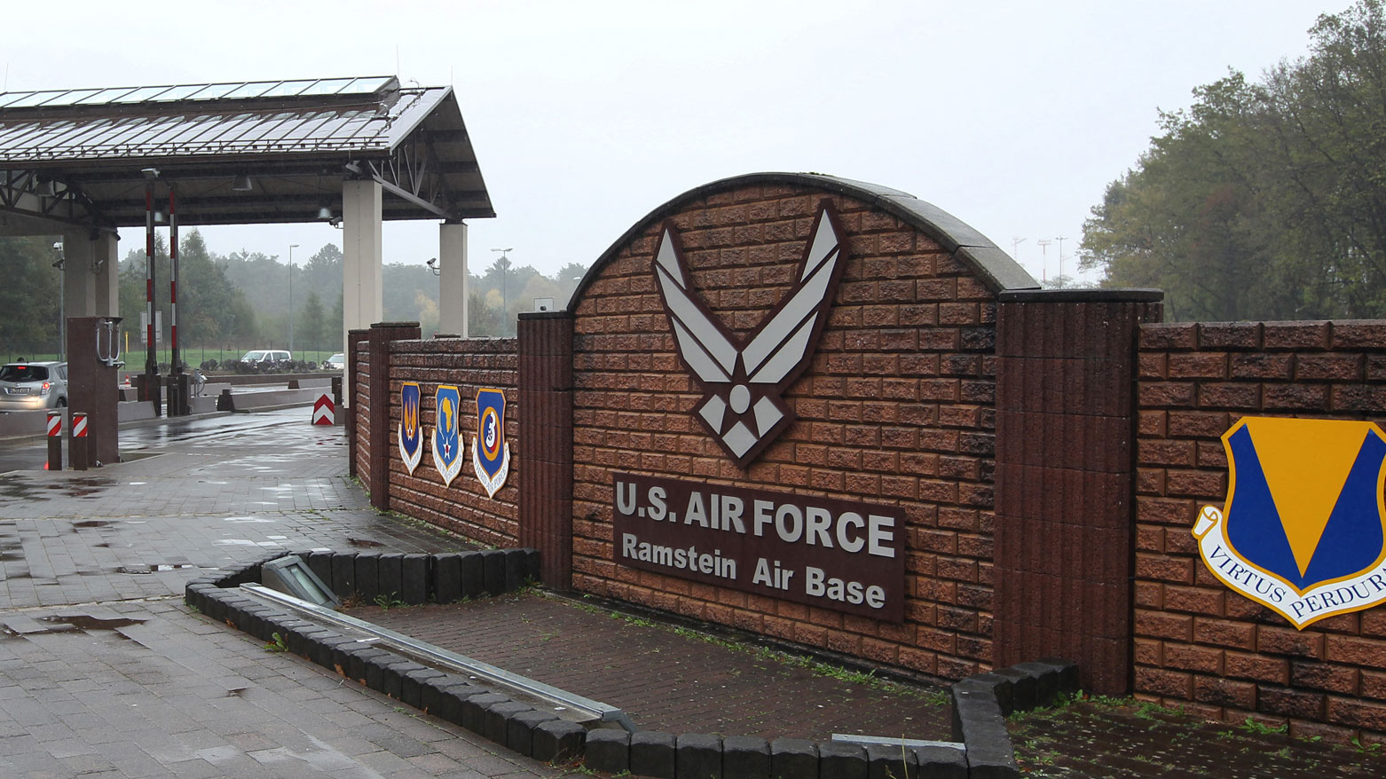 مدخل القاعدة الجوية الأميركية في رامشتاين جنوب ألمانيا (فرانس برس)