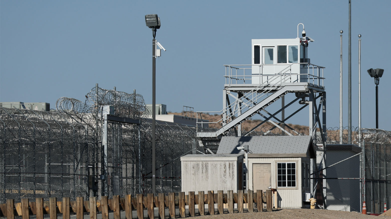 مركز معالجة الهجرة في مدينة كاليفورنيا في صحراء مقاطعة كيرن (فرانس برس)