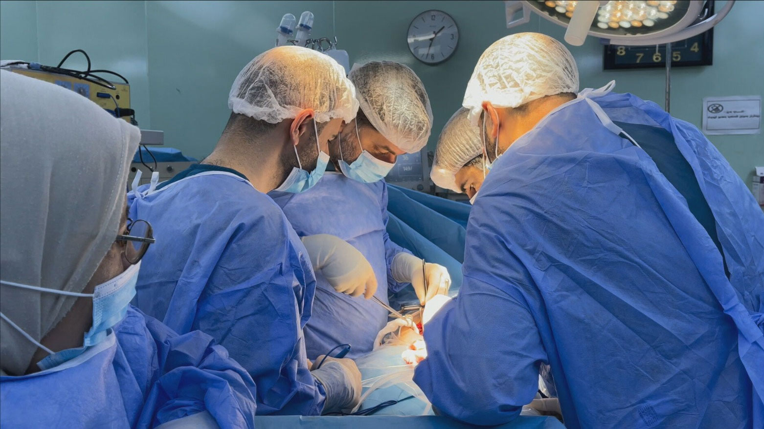 تضحية أخوية تنقذ حياة.. وإصرار على الصمود رغم قسوة الظروف