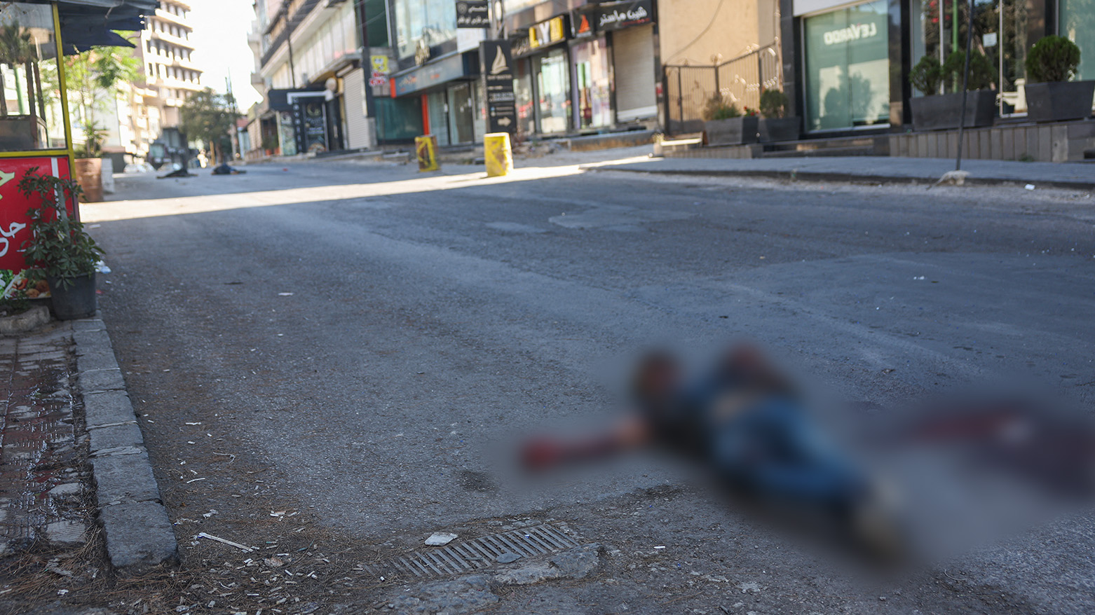 Graphic content / A dead body is seen on a street in Syria's southern city of al-Suwayda on July 16, 2025. (Photo: AFP)